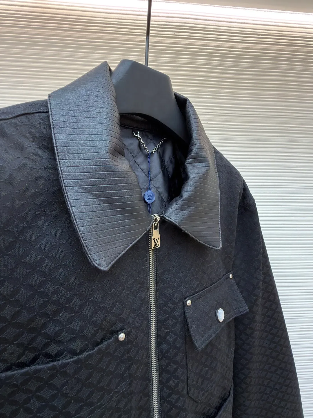 LOUIS VUITTON cotton work jacket ●Article number: 1681527-C00 ●Material: cotton jacquard fabric ●Technology: jacquard production ●Color: black ●Version: fitted version ●Weight: about 995 grams ●Size: S-M-L-XL ●Description: Cotton work tunic jacket This work jacket is made of comfortable cotton with a corduroy effect leather collar, and the jacquard creates a rich texture. The leather patch is the finishing touch and one of the studded patch pockets, and the quilted lining makes it a chic choice that spans all seasons. Wear it with matching trousers for a casual look. Regular fit, 100% cotton, lining: 64% polyester, 36% cotton, all-over logo jacquard, pearlescent buttons on pockets and cuffs, corduroy-effect ribbed collar, quilted lining, zip fastening, studded patch pockets and buttoned flap patch pockets, logo patch on front pocket. The overall wiring is straight and delicate, the fabric is comfortable and soft, and the color is consistent without color difference. It can be matched with the same style to create a fashionable look and control various occasions. Customized accessories, complete with three standards, same style for men and women!